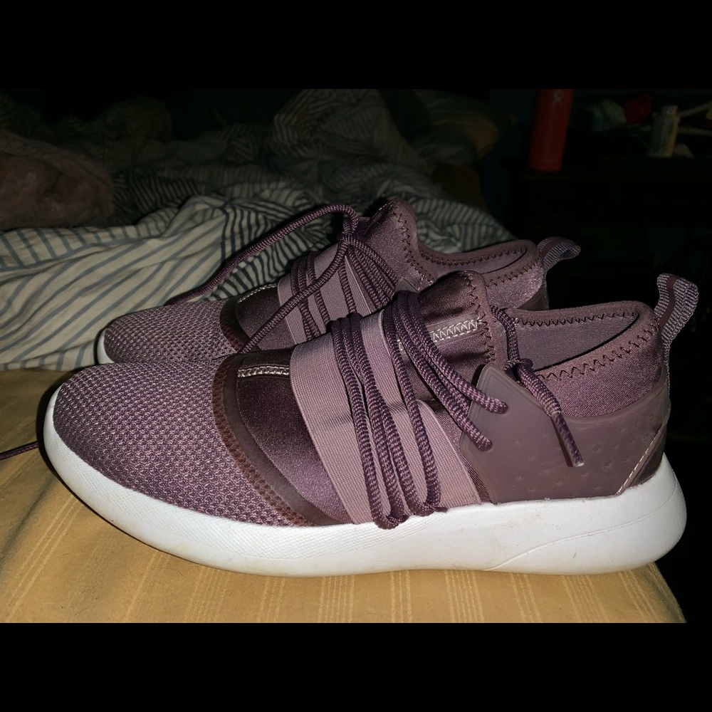 Athletic shoes